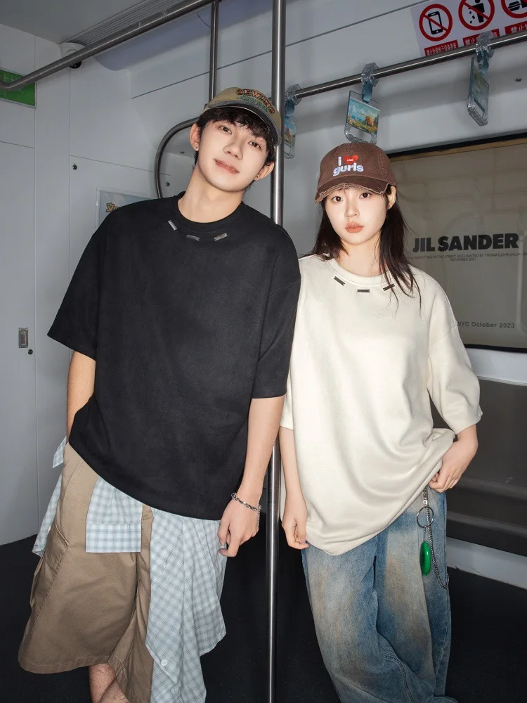 

Unisex Suede Short Sleeve T-Shirt Summer 2025 Metal Tag Neckline Streetwear Oversized Fit Casual Top