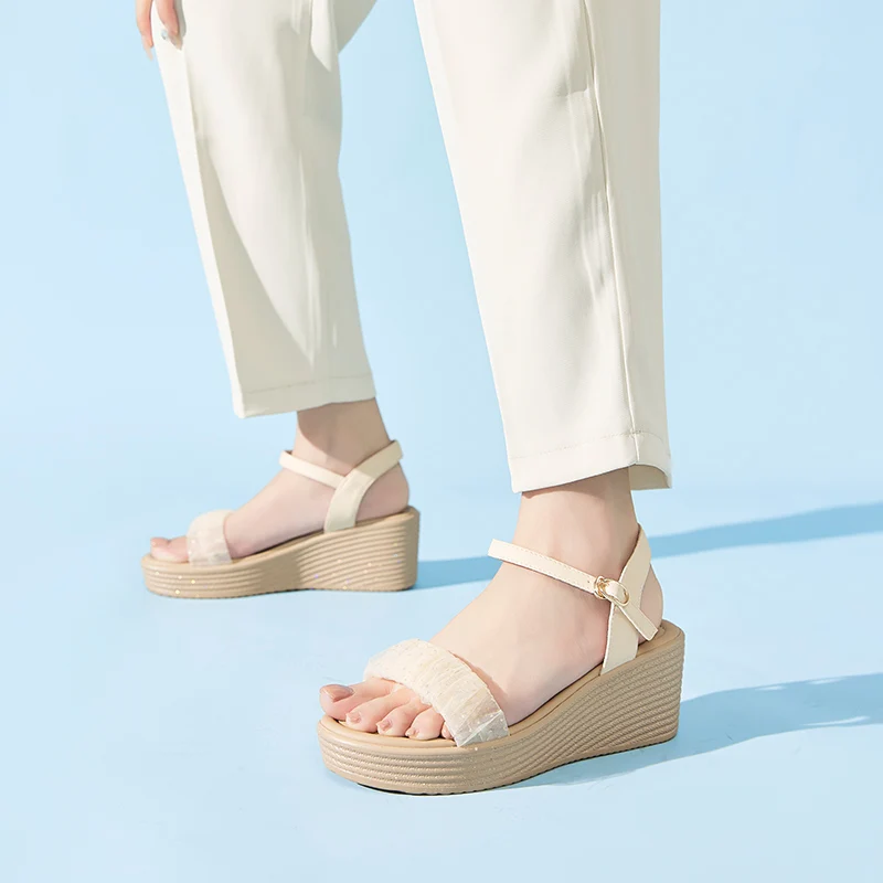 

Женские босоножки Xiangxiangli на танкетке с одним ремешком на толстой подошве