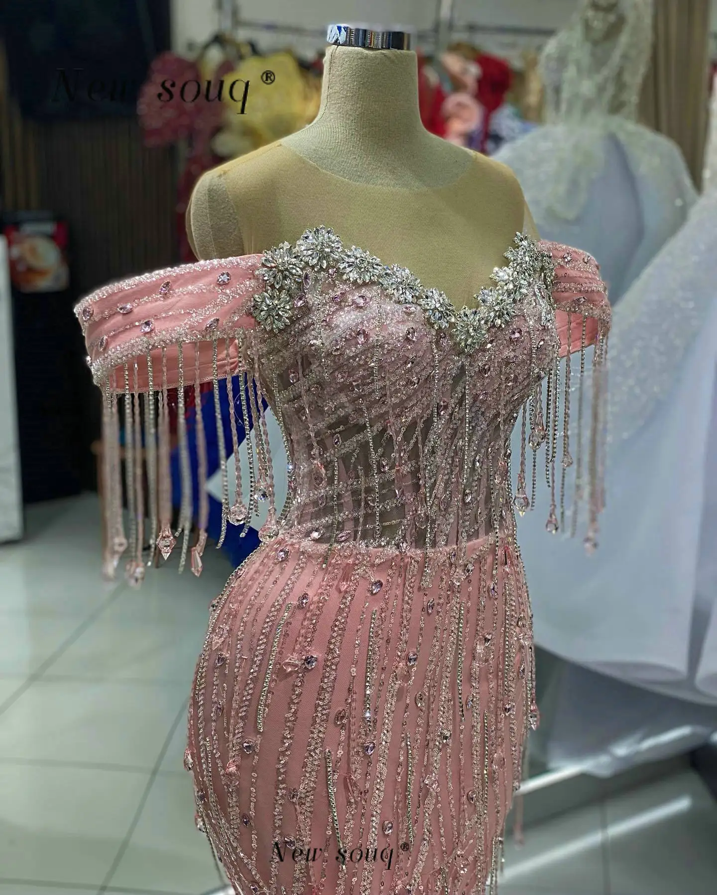 

Длинные розовые блестящие кристаллы с кисточками и открытыми плечами Вечерние платья 2024 Модный арабский корсет с косточками длиной до пола и блестками Пром платья