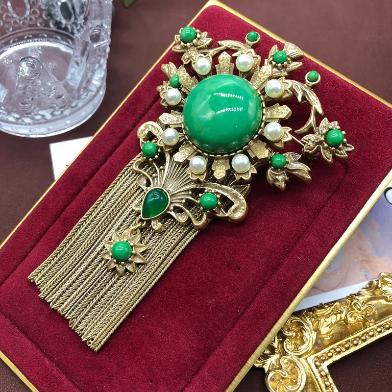 Vintage Gold Tone Heavy Metal Brooch for Women Green Stone Pearl Tassel Statement Pin Luxury Palace Style Coat Dress Jewelry