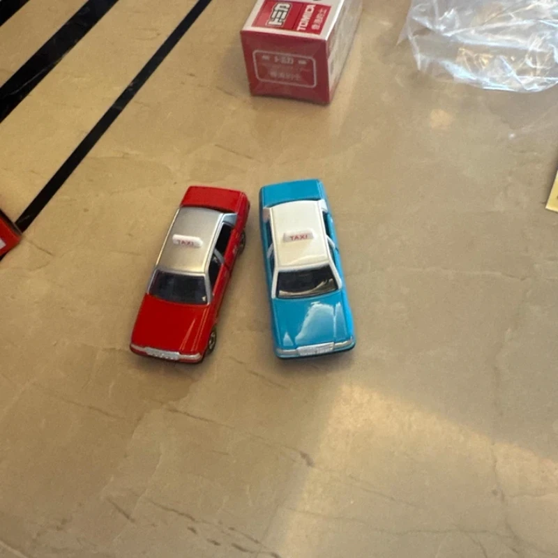 다카라 토미 레드 화이트 박스 시뮬레이션 합금 자동차 모델 장난감 홍콩 미니 버스 택시 모델 수집용 데스크탑 장식품에 적합