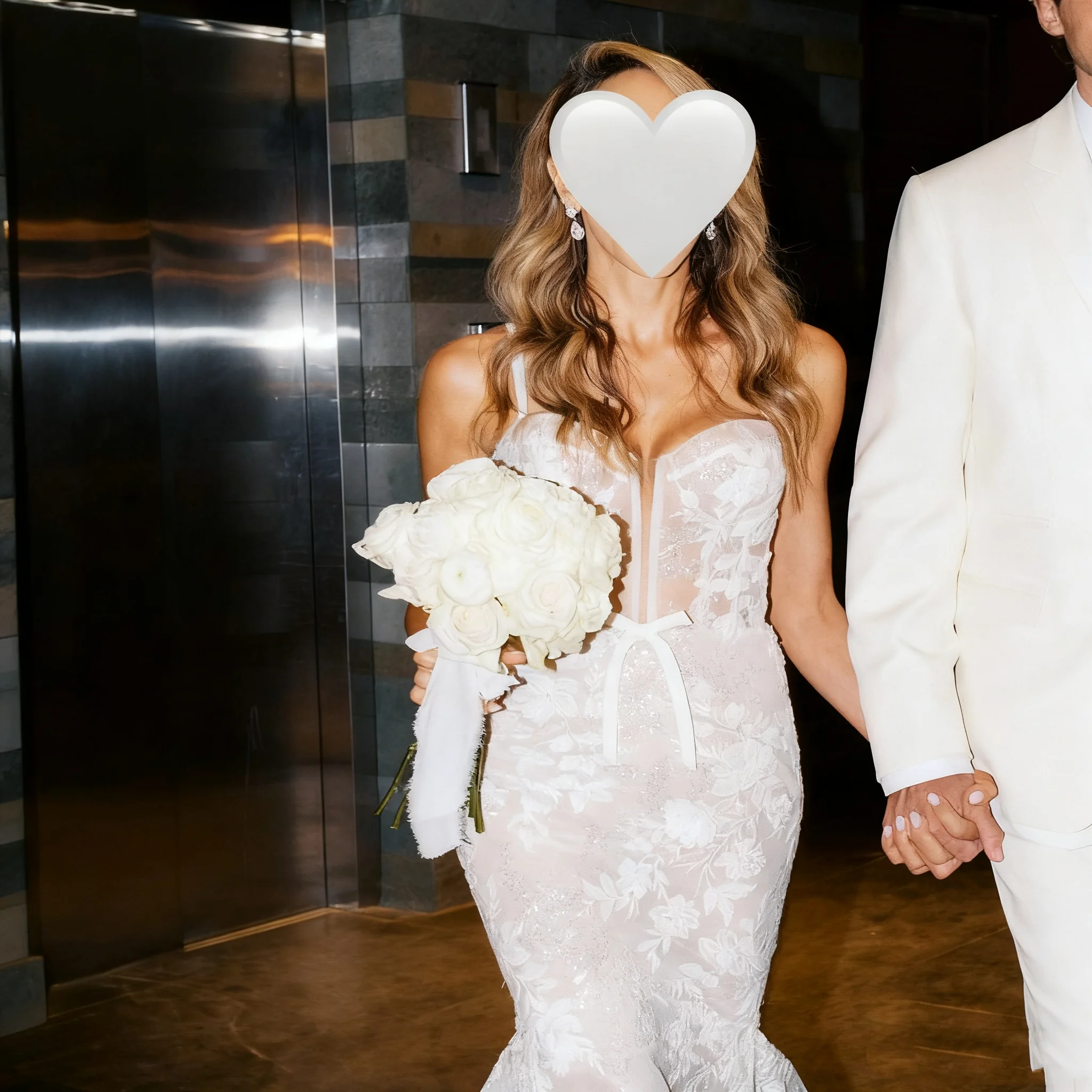 

2026 Customized Women's Wedding Fishtail Skirt Lace Stickers Straps Deep V-Neckline And Backless Elements Exquisite And Elegant