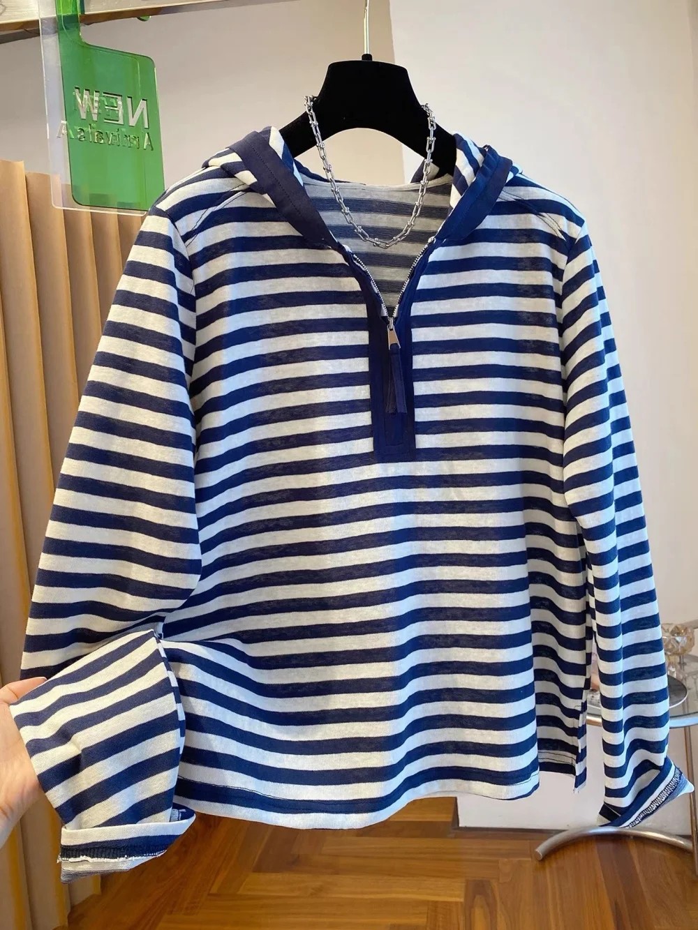 レトロ香港風スリムシックロングスリーブTシャツフード付き春秋ルーズフィットジップアップカジュアルクリエイティブストライプトップ