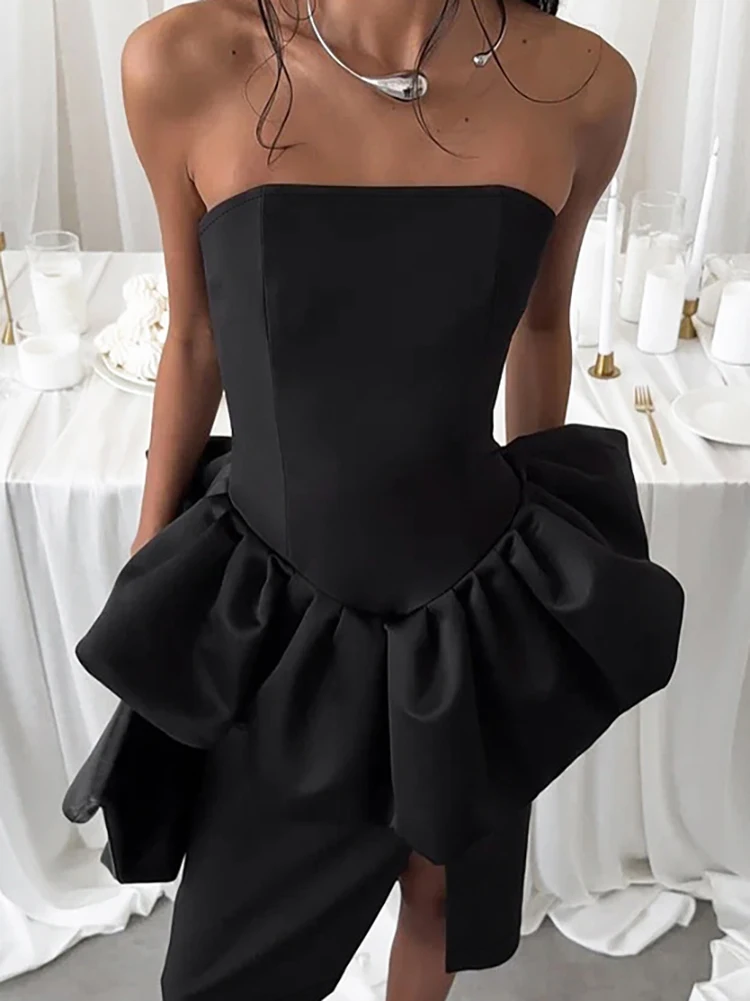 ชุดเซ็ตสองชิ้น เสื้อเกาะอกเซ็กซี่และกระโปรงผ่าข้าง แฟชั่นใหม่ปี 2026 ชุดออกงานเข้ารูปโชว์ไหล่ สีดำ เปิดหลัง เหมาะสำหรับใส่ไปเที่ยวทะเล