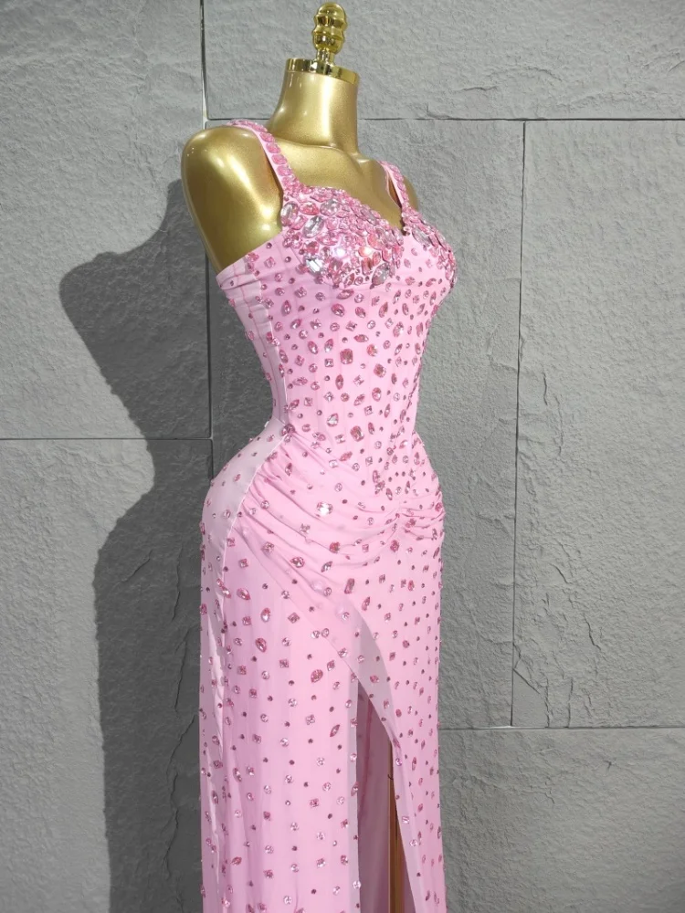 ชุดเดรสยาวผ้าตาข่ายประดับคริสตัลระยิบระยับ ดีไซน์ผ่าข้าง เหมาะสำหรับงานเลี้ยงฉลองวันเกิด ถ่ายภาพ หรือการแสดง