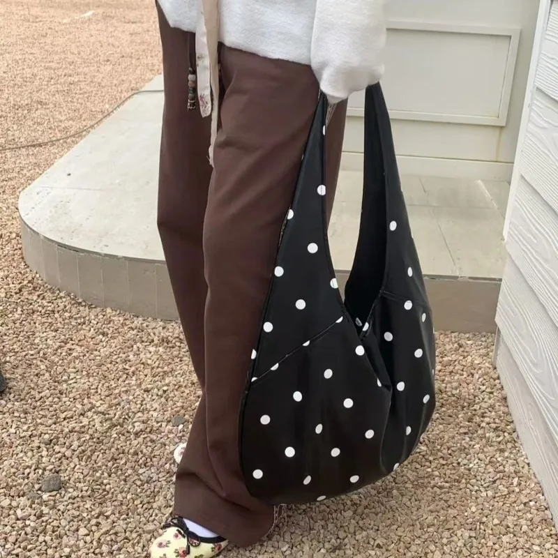 

Новая нишевая дизайнерская сумка в минималистичном стиле, модная, вместительная, черно-белая в горошек, из мягкой кожи, на плечо, изысканная.