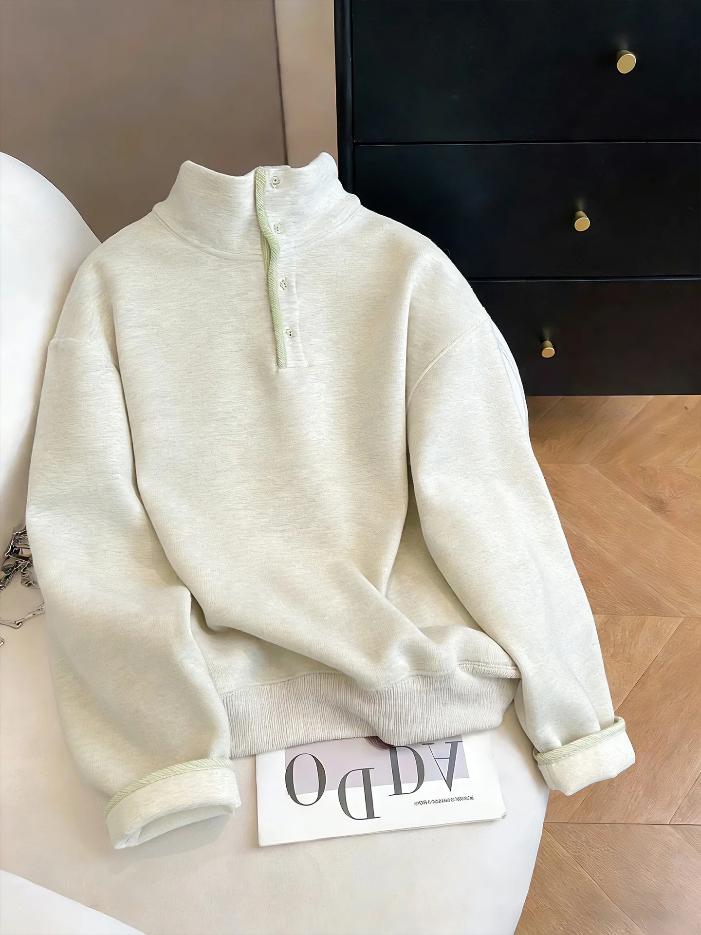 

Повседневная удлиненная толстовка женская весна-осень, дизайнерская, стройнящая, на пуговицах, с воротником-стойкой, свободного кроя, удобная, из полиэстера...