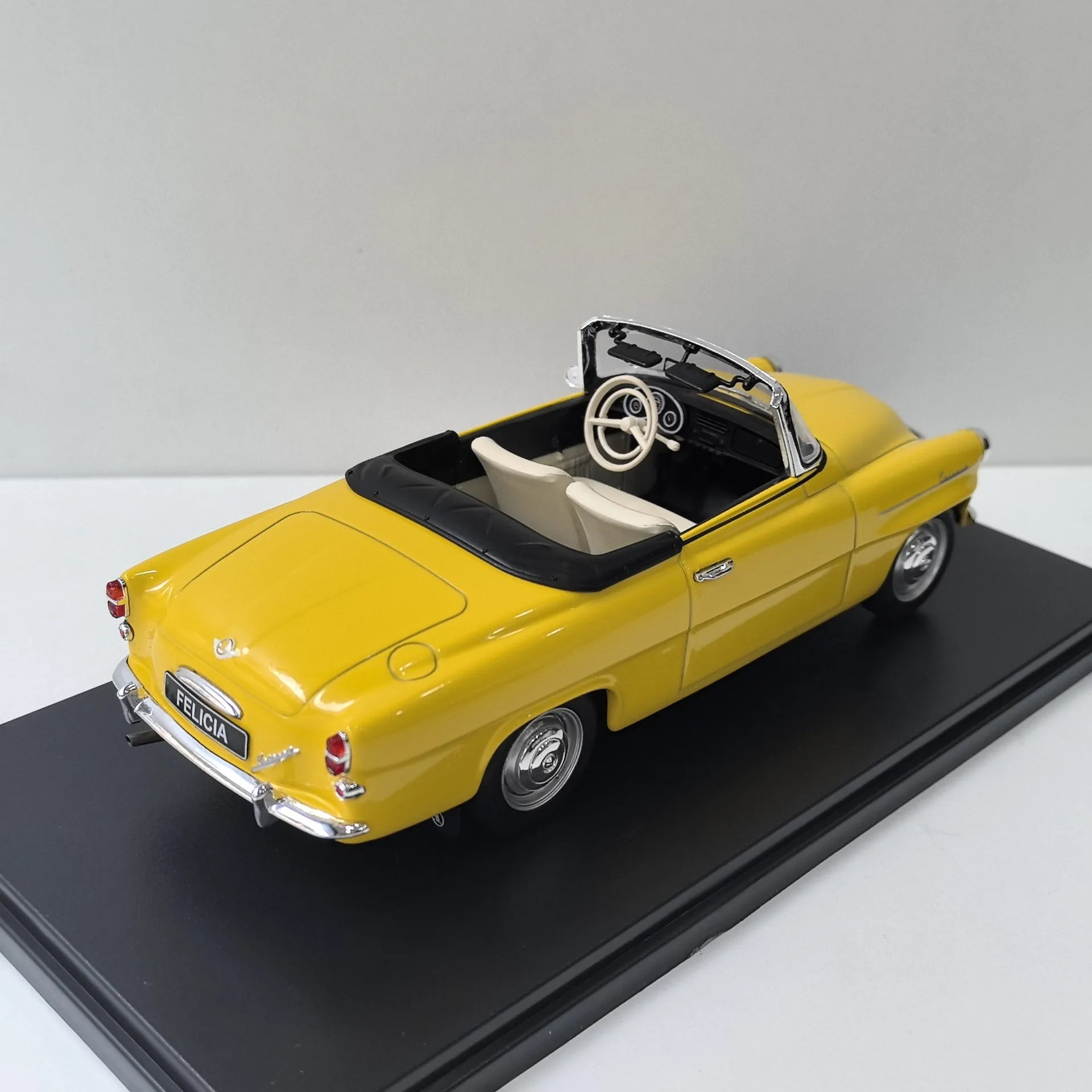 Diecast WHITEBOX 1/24 Scale SKODA FELICIA Convertible Alloy Car Model Collectible Toy Gift Souvenir Display Ornament