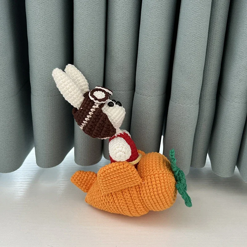 Boneca de algodão de tricô de crochê, coelho de malha artesanal em uma interessante boneca decorativa de aeronave de cenoura, brinquedo de tecido de malha com acabamento