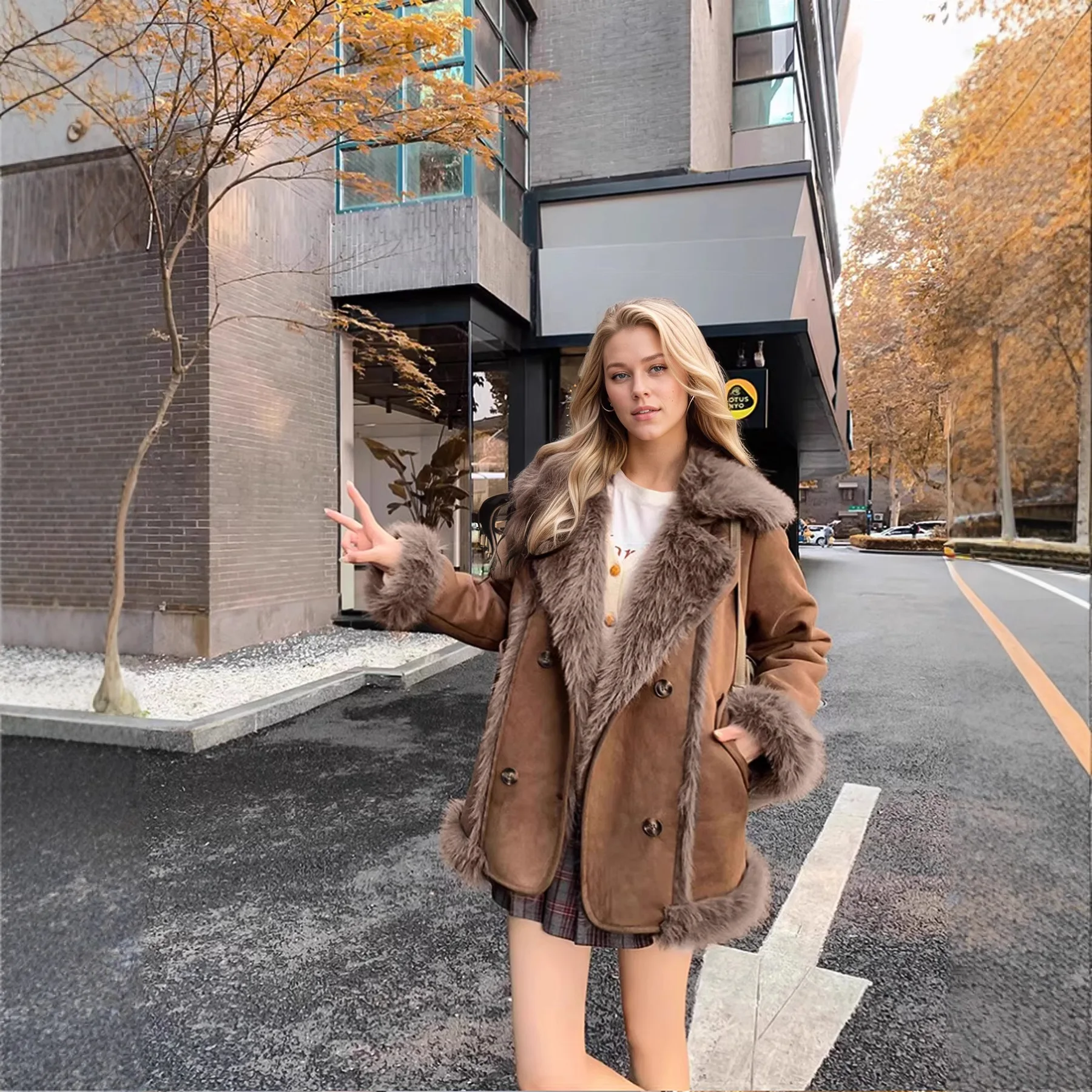 ブラウンの襟付きフェイクファーのジャケット、レザーとファーのゆったりとしたプラッシュコート、スタイリッシュなボタン付きレディースファーリージャケット、冬用暖かいふわふわのアウターウェア