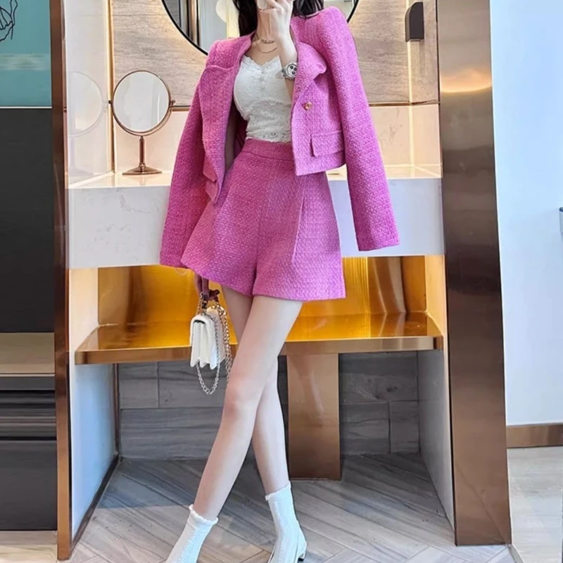 ชุดเซ็ตสองชิ้น สไตล์หรูหรา กลิ่นหอมอ่อนๆ สีแดงกุหลาบ เสื้อแจ็คเก็ต+กางเกงขาสั้น แฟชั่นฤดูใบไม้ร่วง 2025 ใหม่ เหมาะสำหรับใส่ไปทำงาน ให้ลุคเรียบหรู