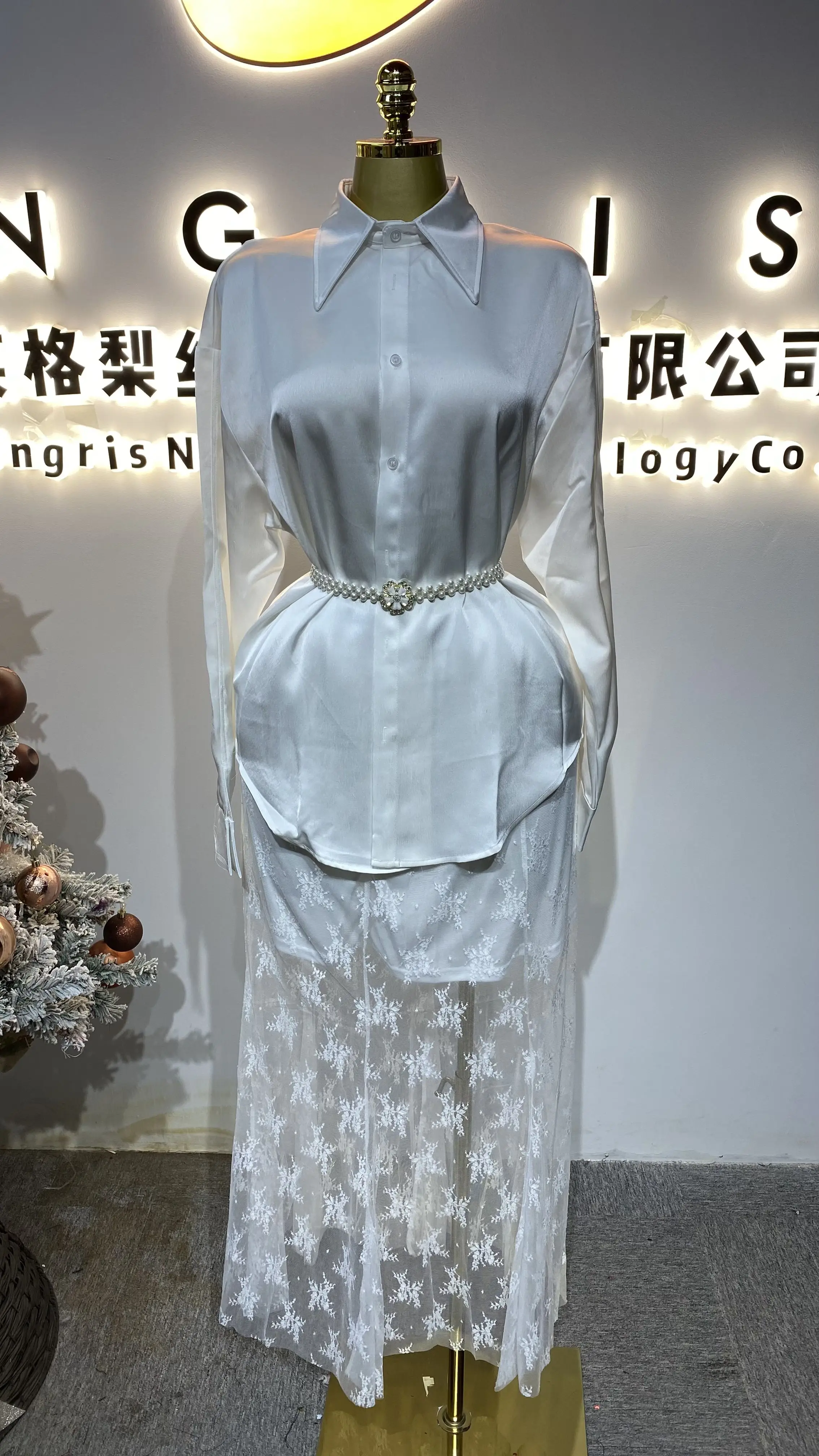 White casual long-sleeved shirt with lace trim, irregular lapel, and solid woven pattern belt; simple autumn style.-GZXX455