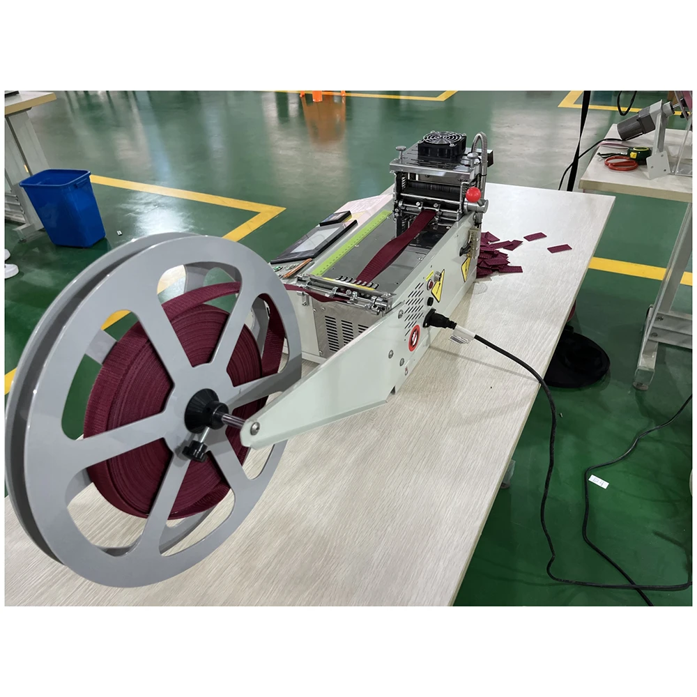 Computerized automatic nylon strap polyester webbing tape cutting machine