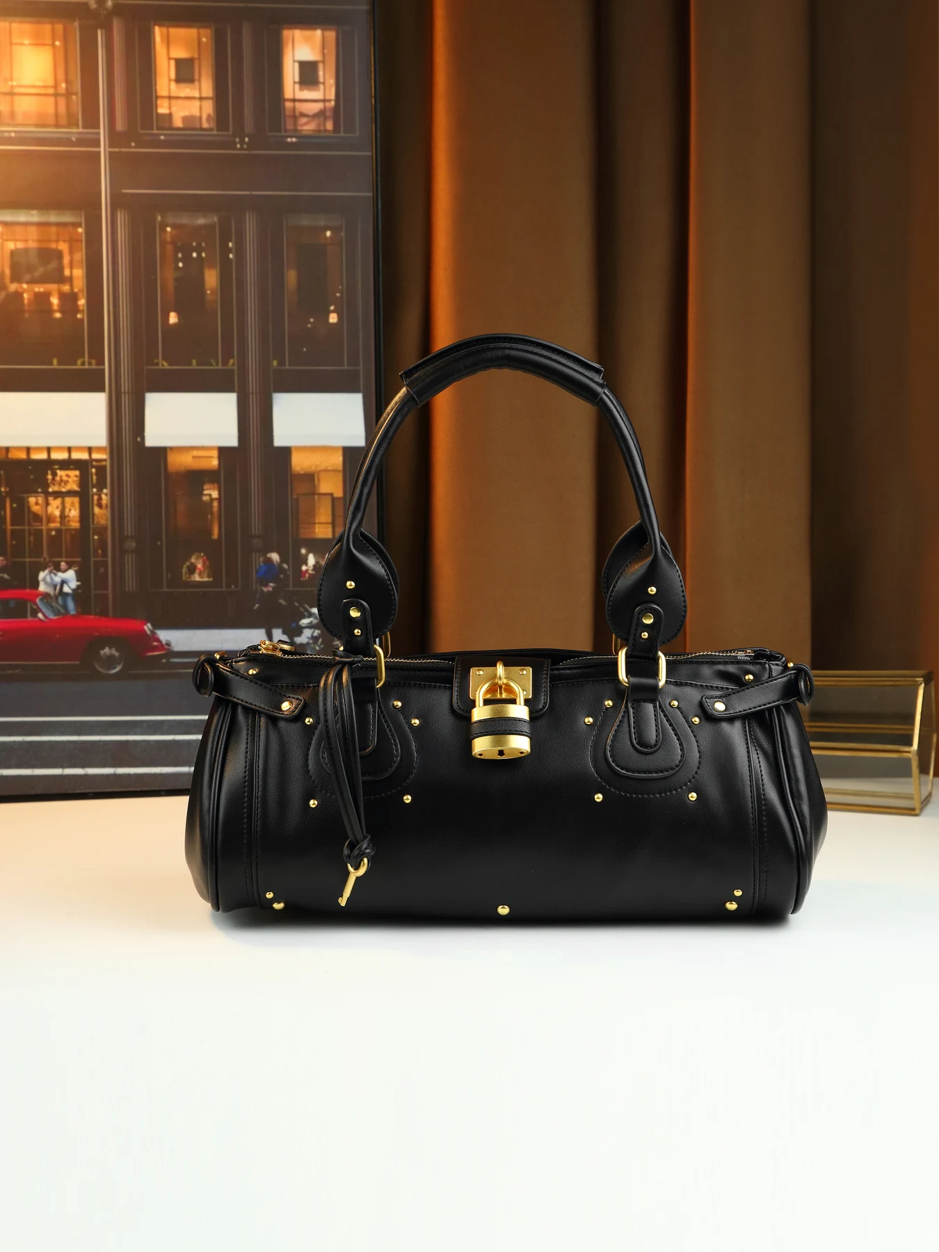 

Трендовая классическая новая сумка-локомотив с заклепками и замком, портативная сумка-подушка большой вместимости