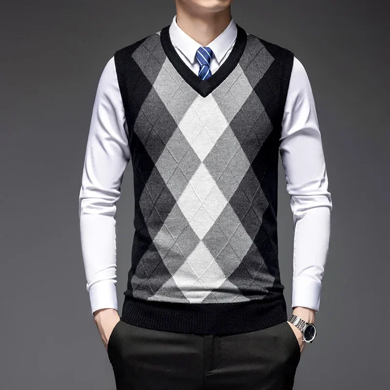 Men's New Color Matching in The Fall and Winter Fashion Sweater Vest Loose Sleeveless Knitted Shawl Render V Is Gotten