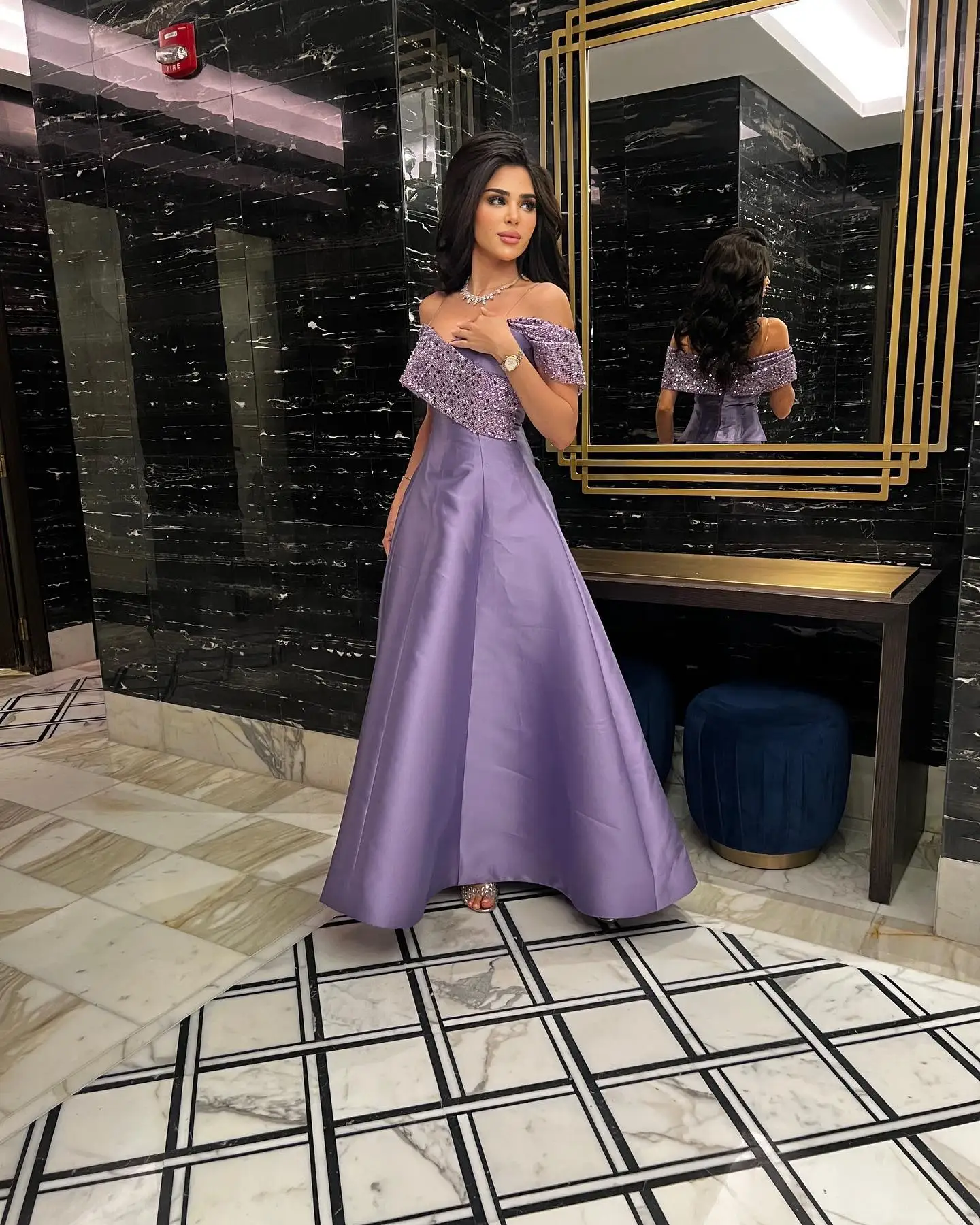 2025 выполненное на заказ атласное вечернее платье трапециевидной формы без бретелек, изысканное вечернее платье без рукавов с открытыми плечами и блестками на молнии сзади