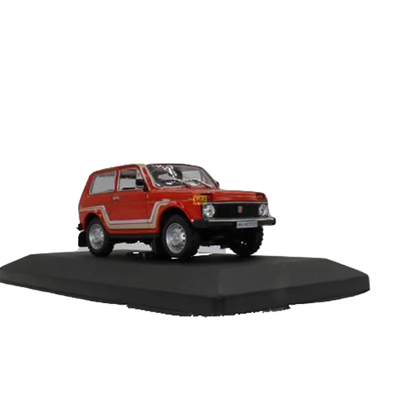 Nuevo modelo de vehículo todoterreno ruso Lada Niva 1:43 de aleación fundida, colección clásica roja para adultos, adorno de exhibición, regalo, punto de recuerdo