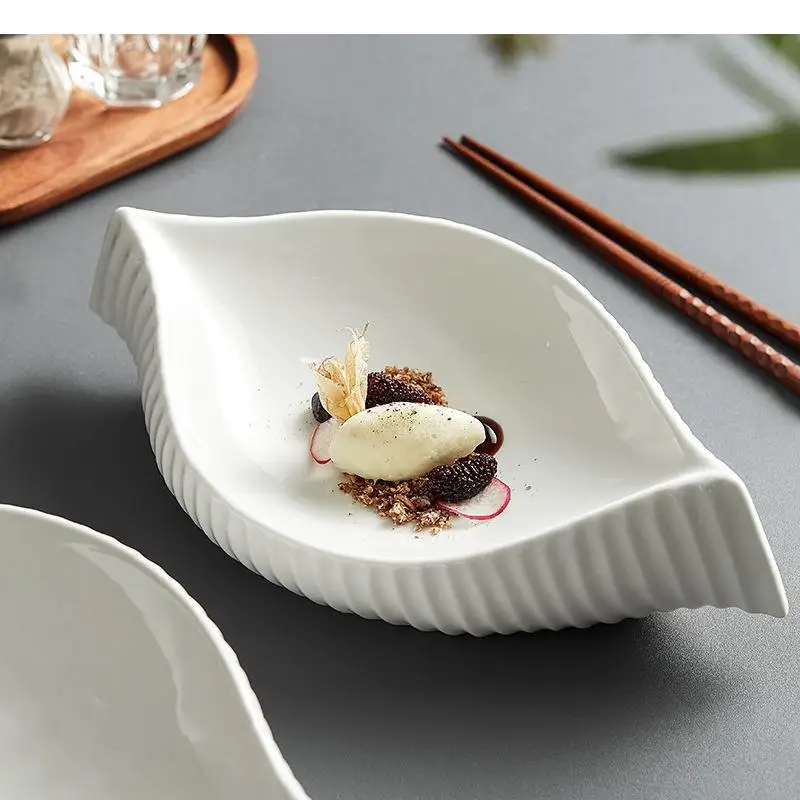 

Неправильной формы керамическая двухслойная тарелка для ресторана: для суши, десертов, закусок, салатов. Специальная посуда.