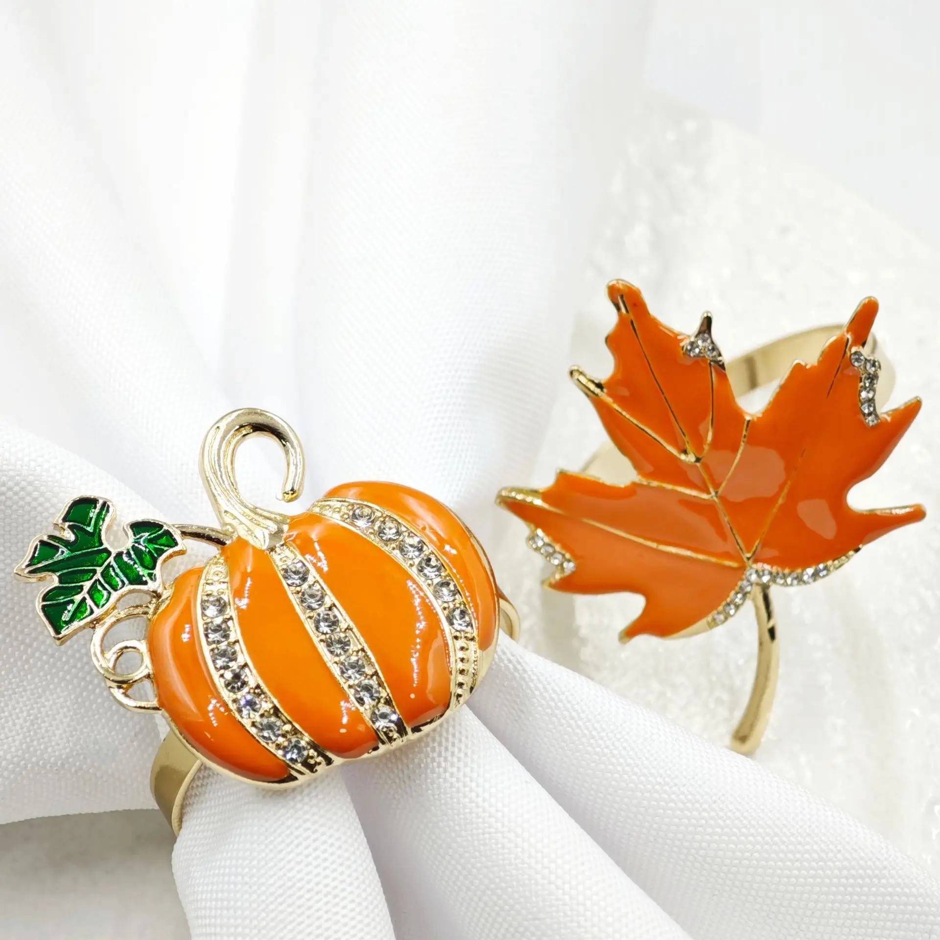 1pcs Alloy Pumpkin Maple Leaf Napkin Ring, Fall Harvest Halloween Thanksgiving Napkin Buckle for Hotel Dinner Home Table Decor