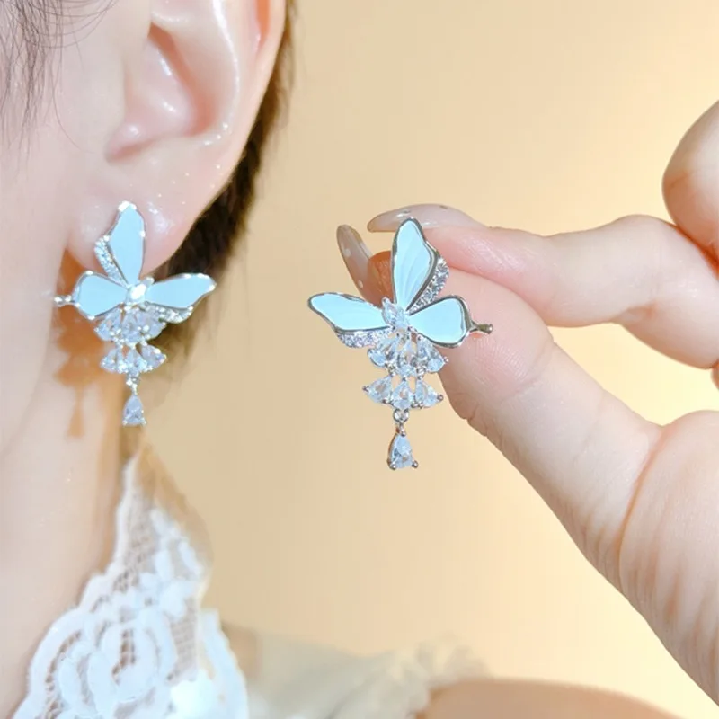 1 Pair White Butterfly Ultra-glamorous Cascading Earrings with A Sweet Girlish Charm and Elegant Style