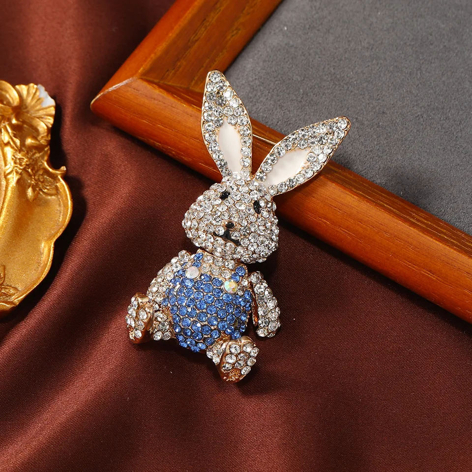 SKEDS Luxury Women Kids Cute Rabbit Full Crystal Brooches Pins Fashion Exquisite Animal Shining Student Bag Accessories Badges