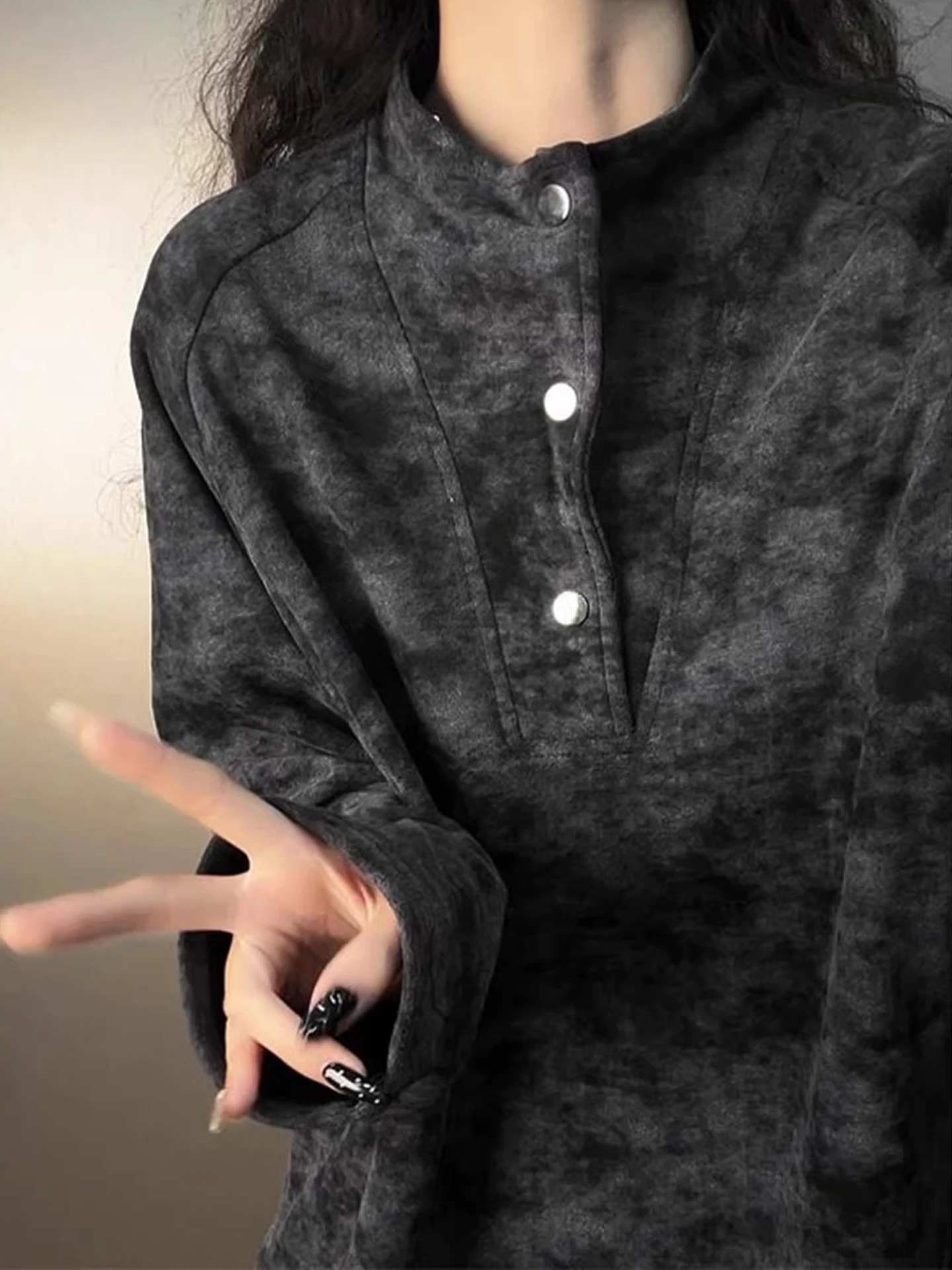 

Американский тяжелый свитшот с деконструированным воротником Генри, окрашенный осенне-зимний бархатный теплый свободный топ с высоким дизайном