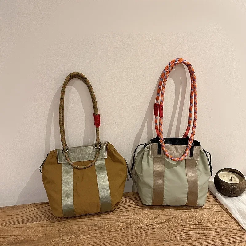 ‌ حقيبة كتف جديدة ذات سعة كبيرة لخريف 2025، حقيبة مصممة من القماش المغسول العصرية للنساء، حقيبة تخفيف يومية أنيقة وواسعة