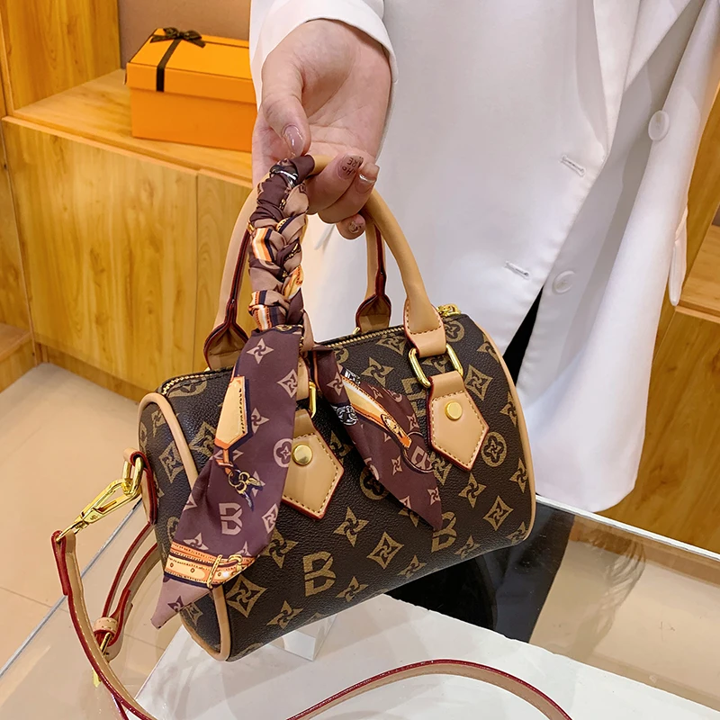 

Классическая винтажная сумка через плечо — стильный минималистичный пригородный кошелек с роскошной кожей и логотипом с надписью