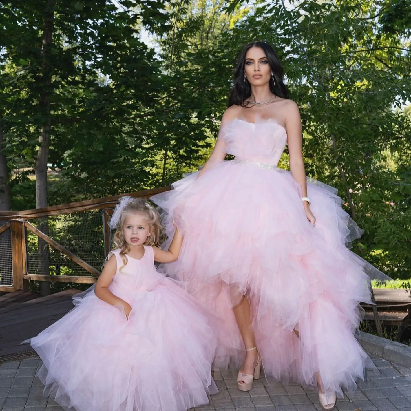 Extra Puffy Pink Tulle Mother And Kid Matching Dresses Strapless Hi Low Mommy And Me Evening Gowns Photo Shoot Party Dress Gowns