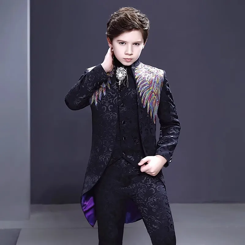

Boys' Fashion Show Suit with Wing-adorned Shoulder Piece Dark Brocade High-Quality Fabric Boys' Suit Set for Wedding Ceremonies