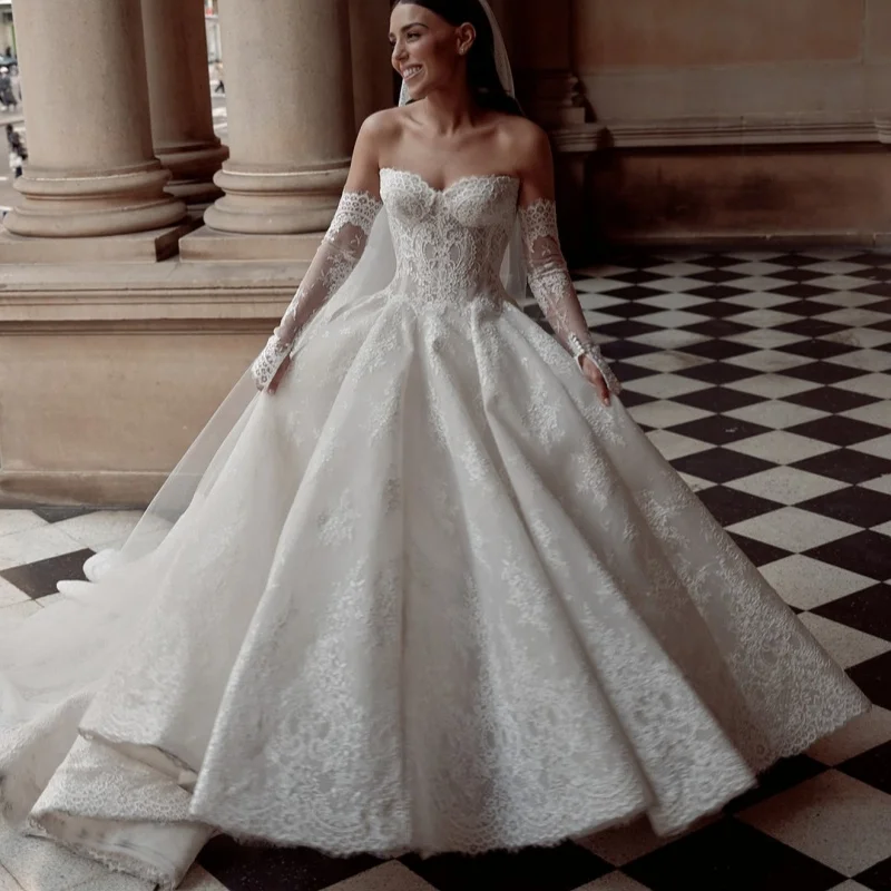 

Customized white Ball Gown Royal Wedding Dresses Lace applique Long tail Made Robe De