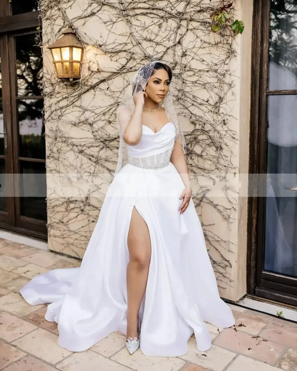 ชุดแต่งงานทรงเอไลน์แบบซีทรูประดับลูกปัดปี 2025 แบบสั่งตัดได้ ชุดเจ้าสาวแบบหวาน ผ้าซาติน สไตล์สวน แอฟริกัน