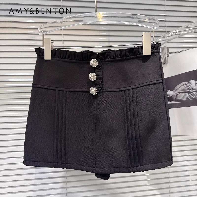 

Французская элегантность: Новая женская короткая юбка с плиссировкой и кружевом «Лотосовый лист» для весны-лета 2026 – нежная, универсальная, тонкая модель для женщин.