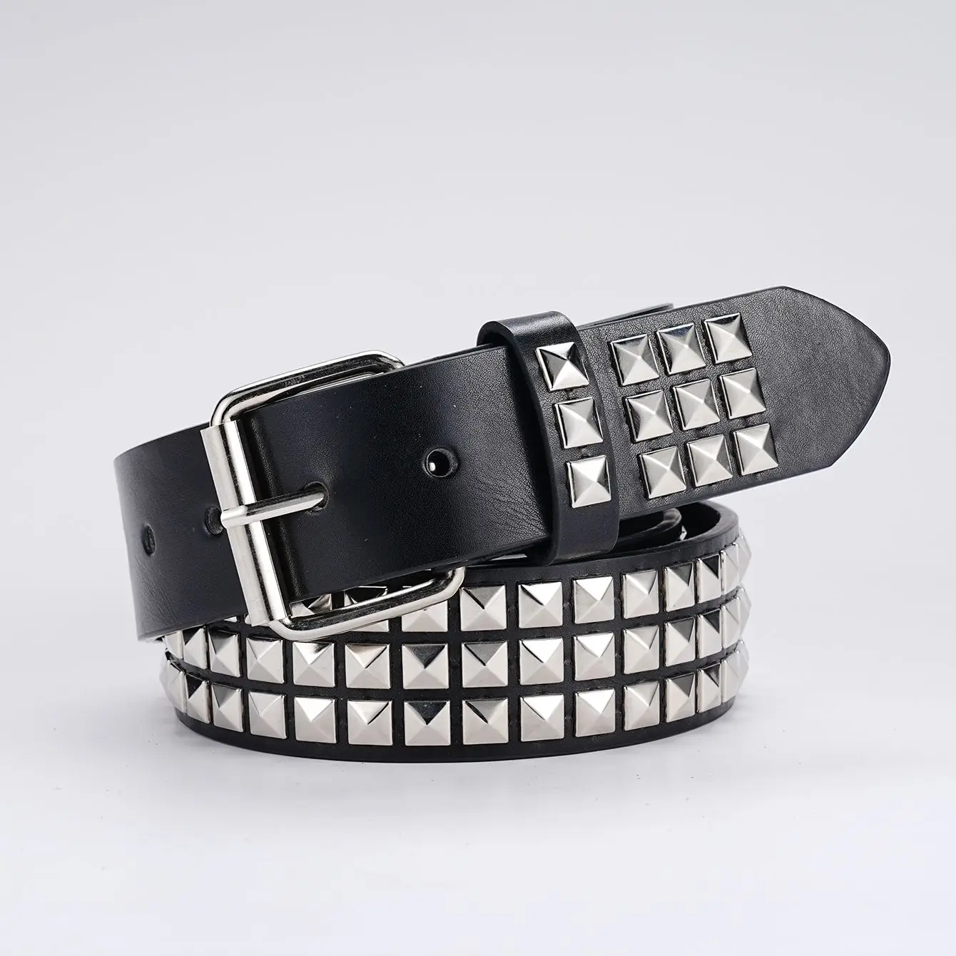 2023 Mens and Womens Leather Belts Vintage Punk Pyramid Rivet Belts Ladies Luxury Street Designs Black Belts Jeans For Women