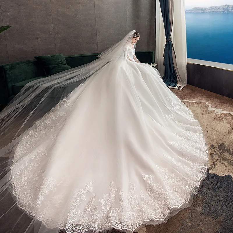 

Princess style gorgeous and elegant round neck lace embroidered train wedding dress.(004)