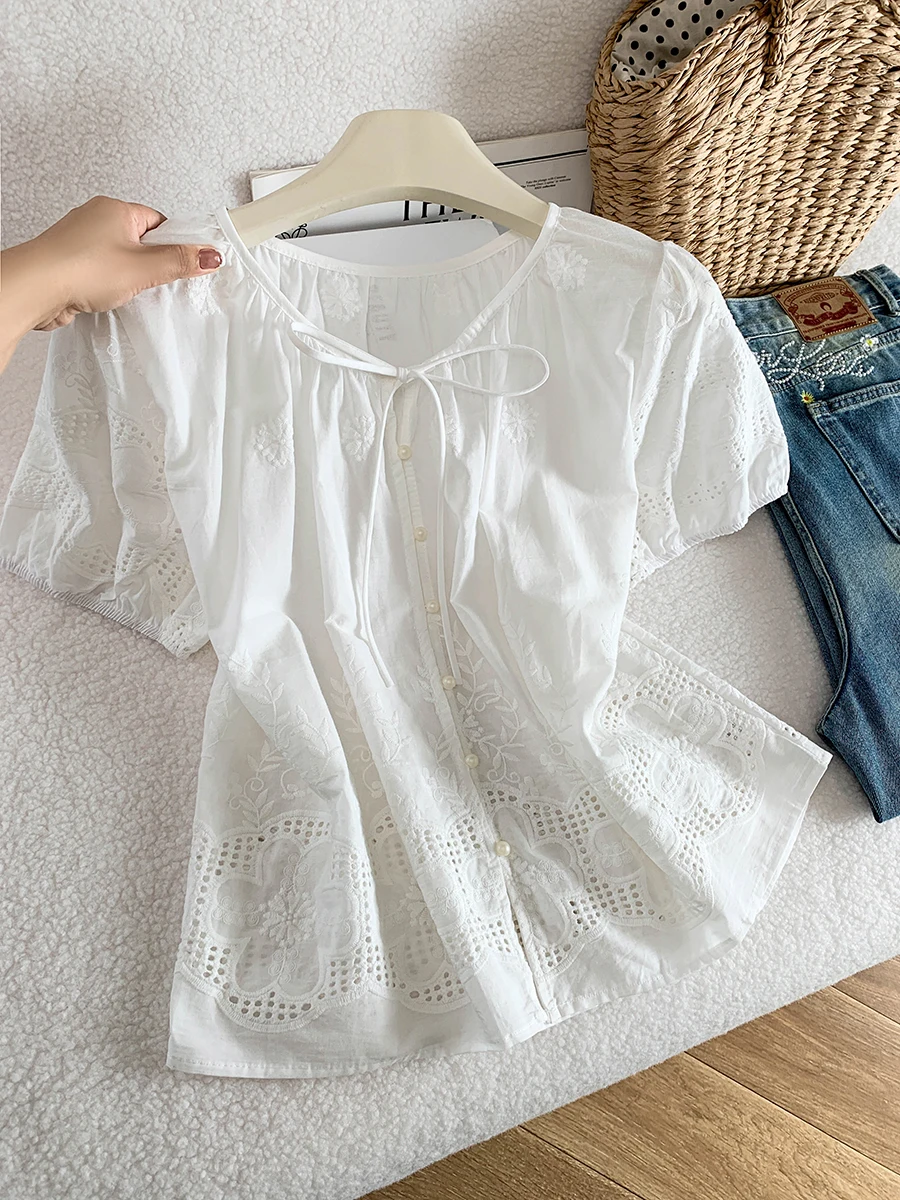 

Новая женская летняя рубашка в корейском стиле с вышивкой и вырезами, белая, свободного кроя, с поясом, для офиса, дышащая, с коротким рукавом, коллекция 2026 года