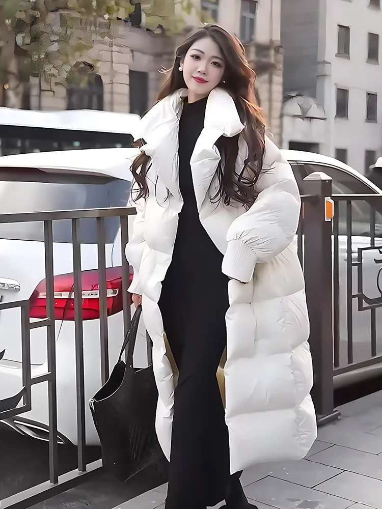 Modna, uniwersalna, ocieplana kurtka puchowa z dużym kołnierzem, biała, damska, idealna do dojazdów do pracy, trend 2024.