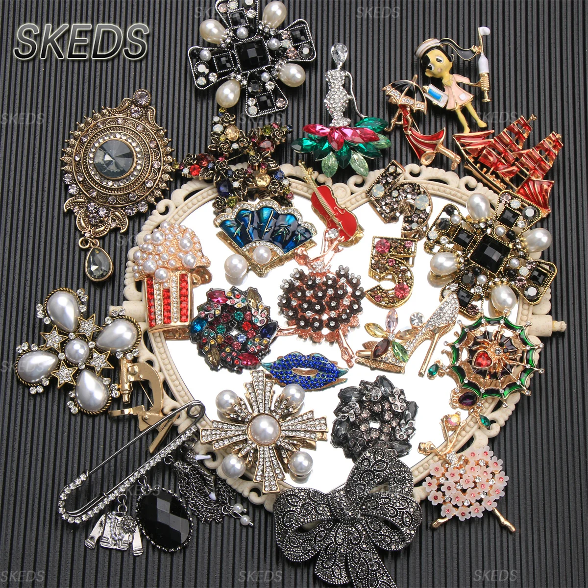 SKEDS Vintage Barock-Design Brosche Luxuriöser Perlenschmuck Hochwertige Exquisite Anstecknadel für Damen Bankett-Abzeichen Hochzeits-Corsage Geschenk