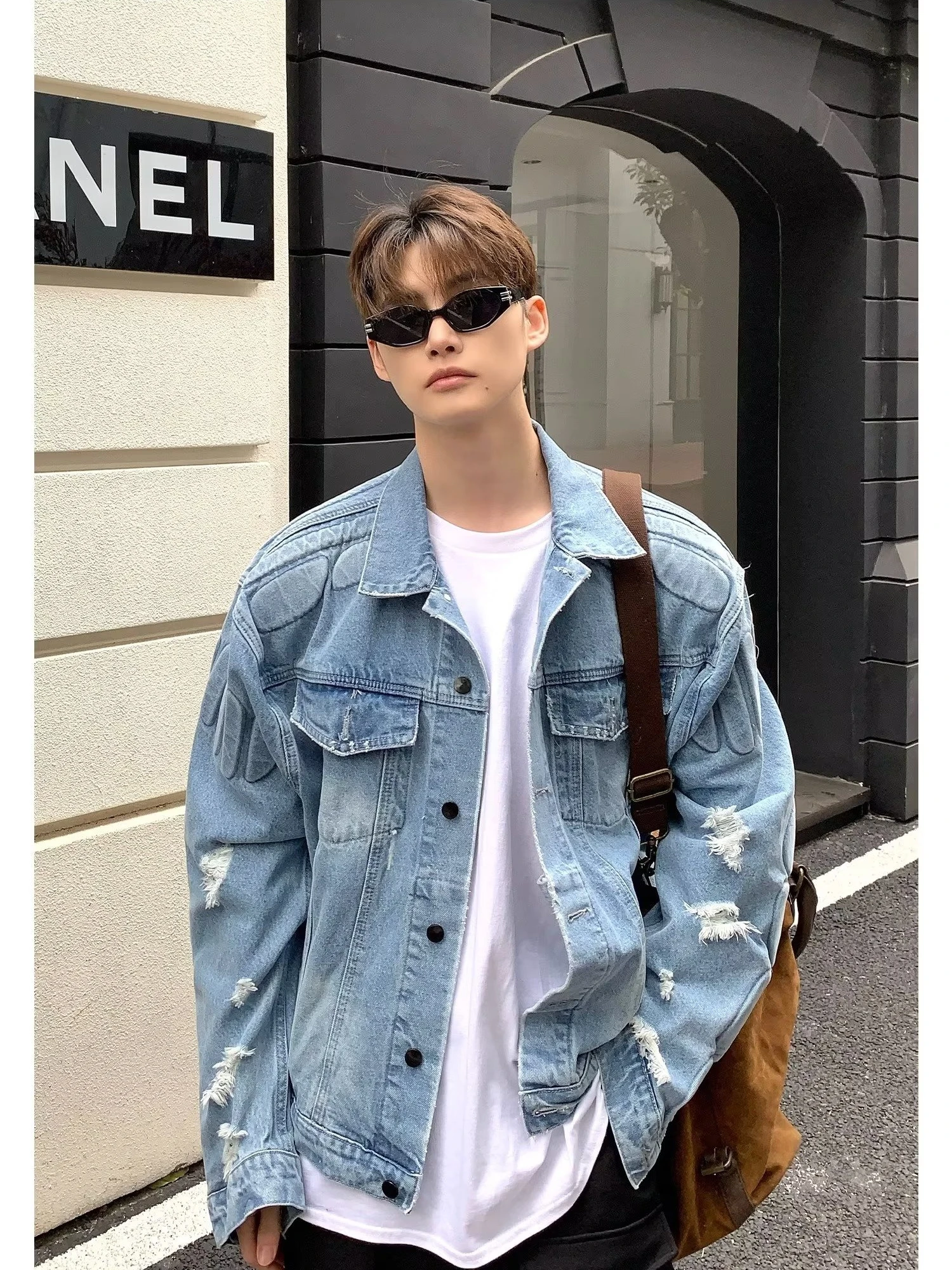 

Джинсовая куртка Roc-A-Fella свободного кроя в байкерском стиле с эффектом потертости, унисекс, с дизайнерскими прорезями, молодежная, осенне-зимняя