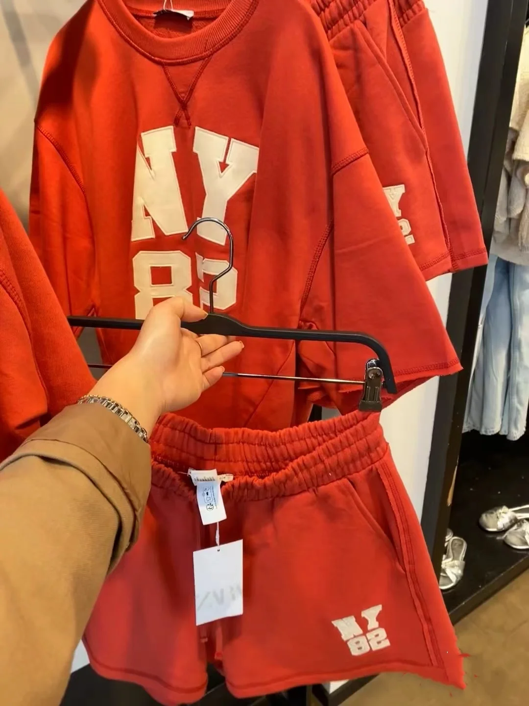 

Новинка Весна-Лето: Женский свитшот в американском ретро-стиле, свободного кроя, с буквенным принтом, из вельвета, повседневный, комфортный, хлопковый.