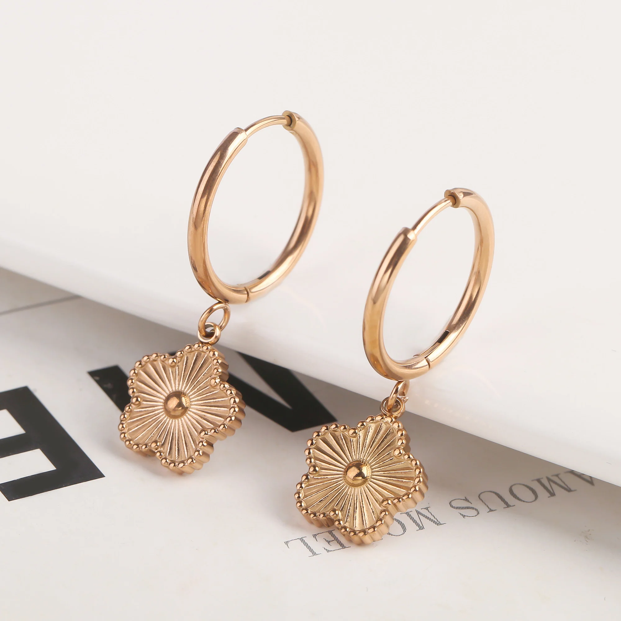 Women's High-Quality Plum Blossom Five Leaf Flower Bracelet Necklace