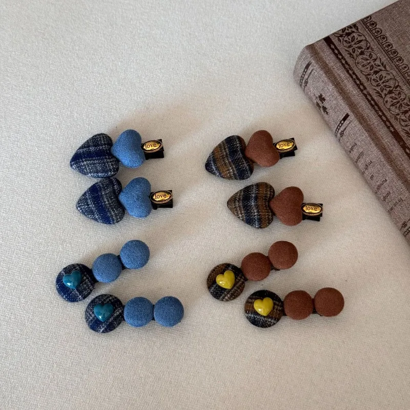 2 szt. Klips do włosów w kratę w kształcie serca z wielokolorową wełnianą kulką, boczny klips do włosów dla kobiet, słodki klips do grzywki