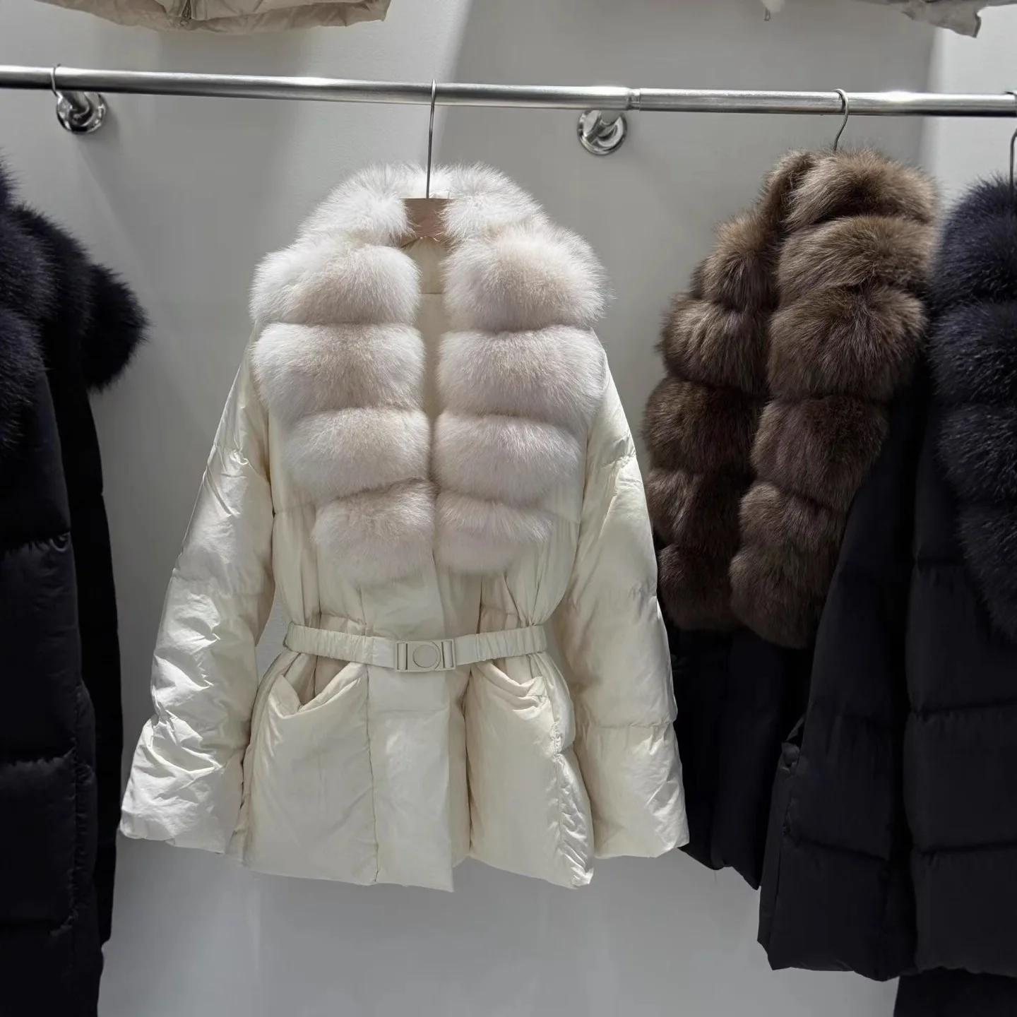 ريال فوكس الفراء المرأة الأبيض بطة أسفل معطف ضخمة الطبيعية الجديدة الشتاء سترة منفوخة عادية أنثى ريشة سترة معطف الفرو الحقيقي #1