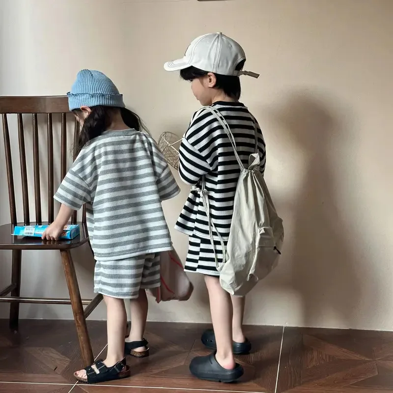 2024 ملابس الصيف طفل رياضية صبي فتاة الأطفال فضفاض مخطط قصيرة الأكمام بلايز + السراويل 2 قطعة طفل القطن تي شيرت دعوى