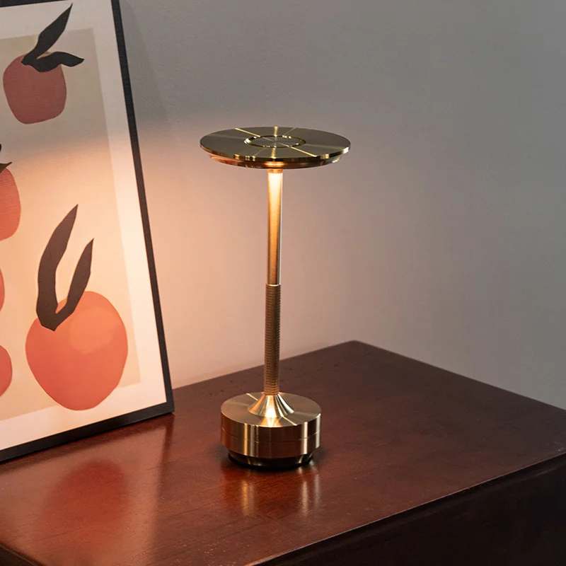 

Retro USB Powered Table Lamp for Bar Room Bedroom Bedside with LED Lighting, Suitable for Hotel Decoration and Outdoor Camping