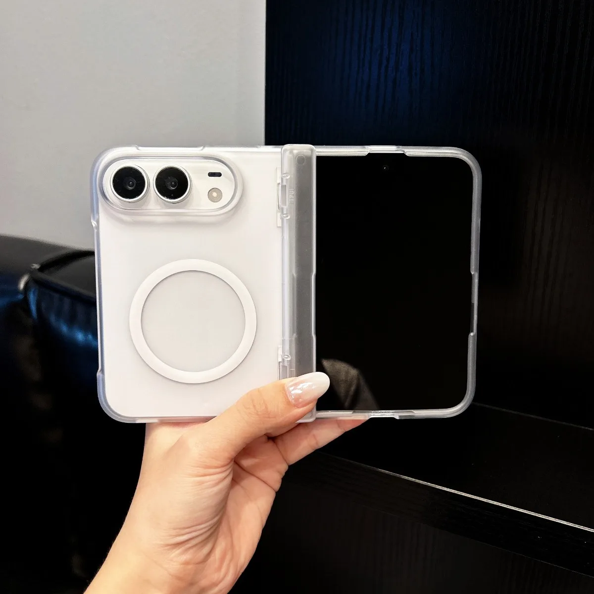 Luxuriöse, mattierte, durchscheinende Magnet-Hülle für iPhone Duo 18 mit Scharnierschutz, stoßfest, kabelloses Laden, matte Abdeckung