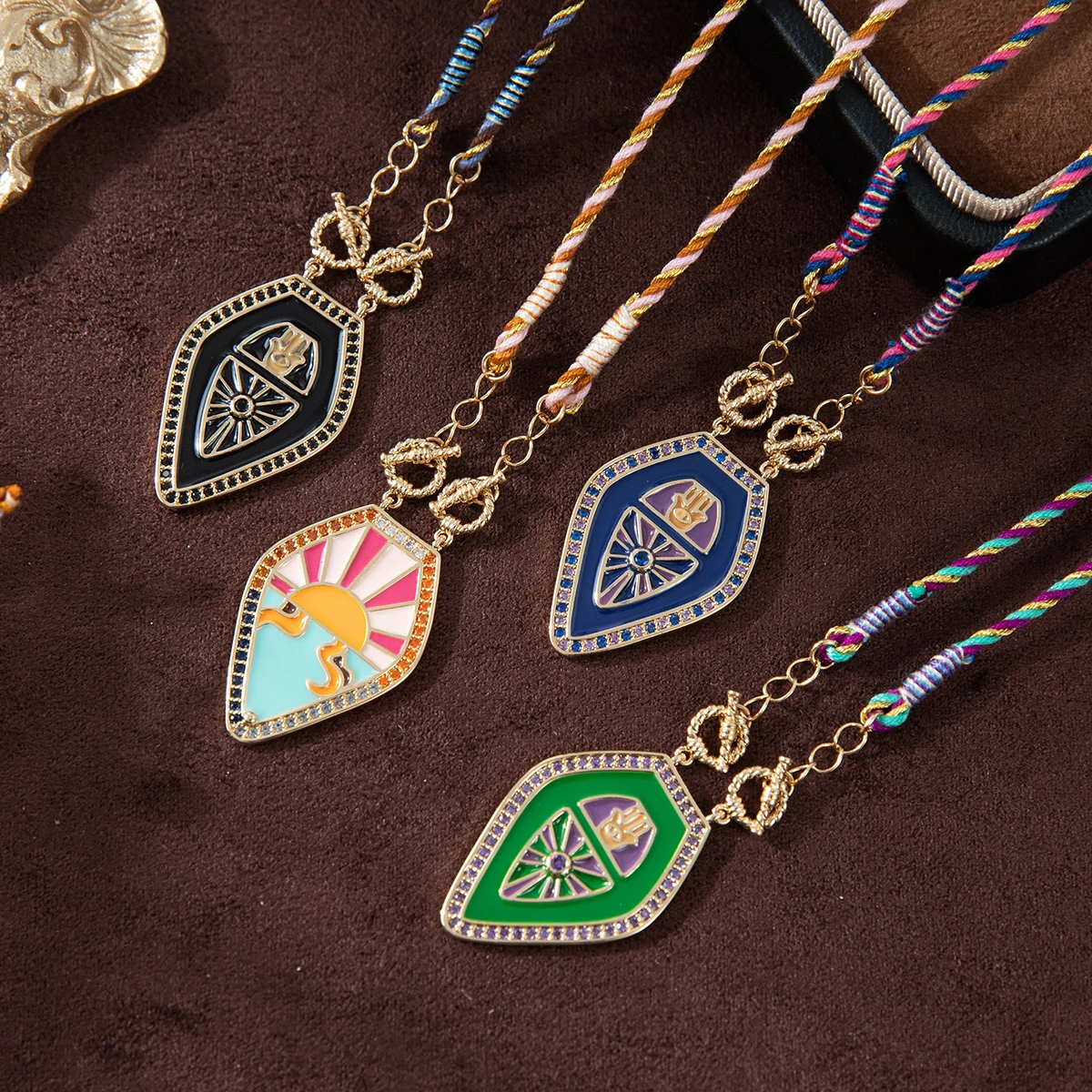 

New pentagonal colored pendant necklace for women, retro, artistic, fashionable, gold-plated, color preserving
