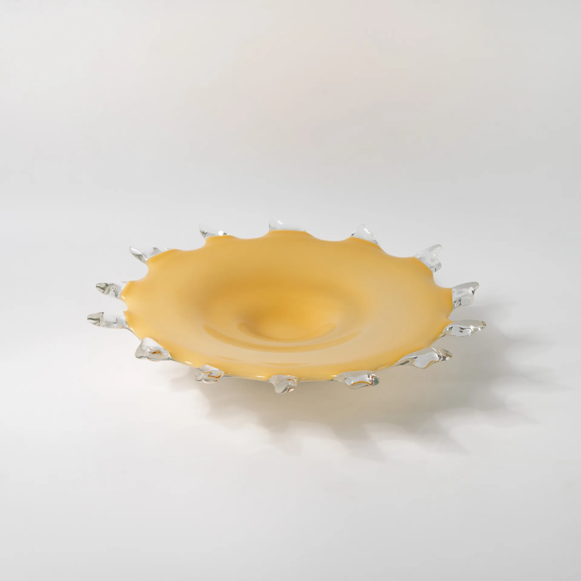 Light luxury and high-end pale yellow-white glass fruit plate, model home, villa coffee table, desktop decoration, candy plate
