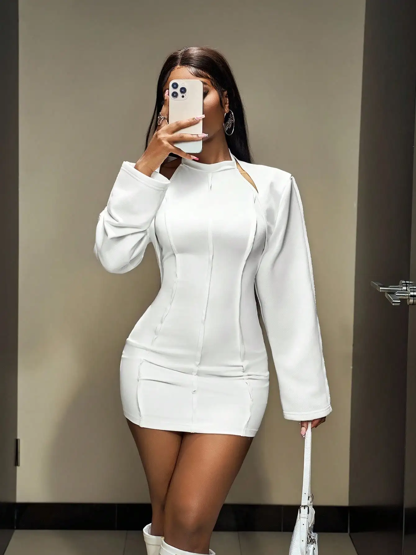 Conjunto de Vestido Mini Blanco de Manga Larga con Botas Altas y Bolso Cruzado con Tachuelas para Fiesta, Club, Halloween