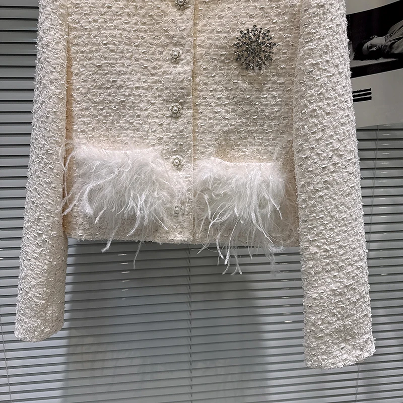 Krótki płaszcz damski zimowy 2025 w stylu małej elegancji, z grubego materiału w kwiaty, z perłowymi guzikami, kieszeniami z pióra strusiego i wypełnieniem z puchu.